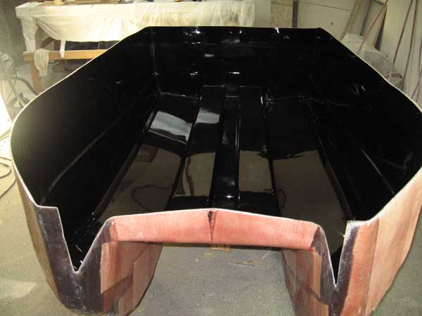 Tunnel boat hull mold